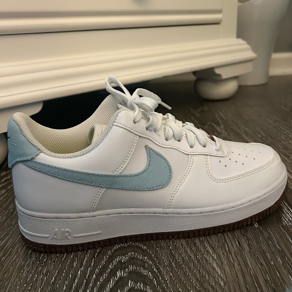 Nike White and Blue Sneakers Classic Low-Top Design